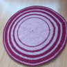 Ručně háčkovaný kulatý koberec z recyklované příze v odstínech malinové barvy - I. průměr cca 80 cm