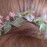 Ozdoba do vlasů z růžových korálků a zelených lístků