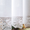 Záclonka v přírodním provedení s motivem růže, lemovaná bílou krajkou šíře 45 mm, 20 mm