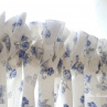Dekorační prostírání s motivem modré růže, lemované bílou krajkou šíře 20 mm v srdíčkovém provedení.