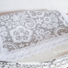 Dekorační prostírání v šedém provedení, lemované bílou krajkou šíře 25 mm