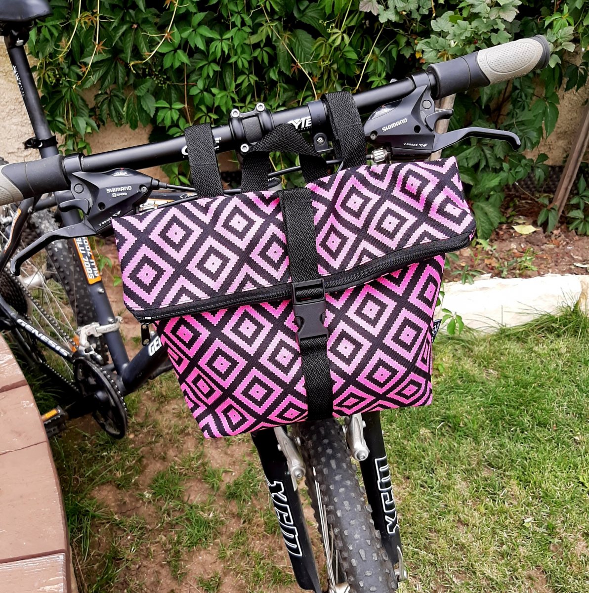 BRAŠNIČKA NA KOLO VELKÁ- RŮŽOVO- ČERNÝ ORNAMENT