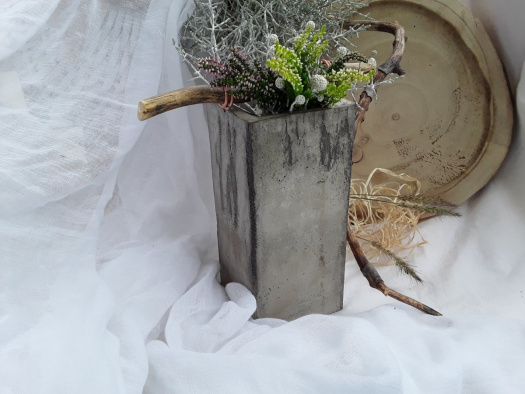 Betonová váza s úchytem "Kvádr"