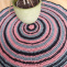 Ručně háčkovaný kulatý koberec z recyklované příze v kombinaci barev růžová, černá, šedá - průměr cca 80 cm