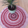 Ručně háčkovaný kulatý koberec z recyklované příze v odstínech malinové barvy - II. průměr cca 80 cm