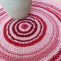 Ručně háčkovaný kulatý koberec z recyklované příze v odstínech malinové barvy - II. průměr cca 80 cm