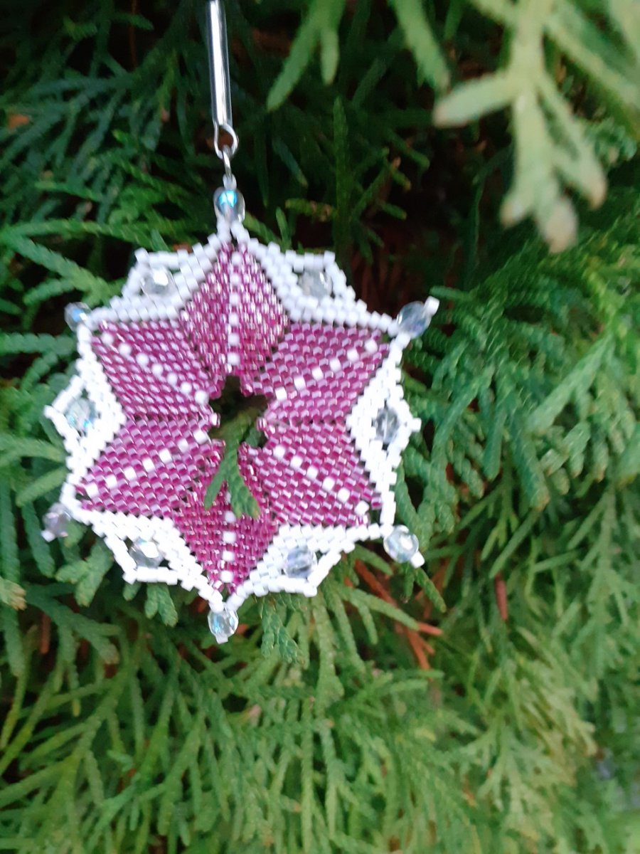 vánoční hvězda šitá z korálků červená