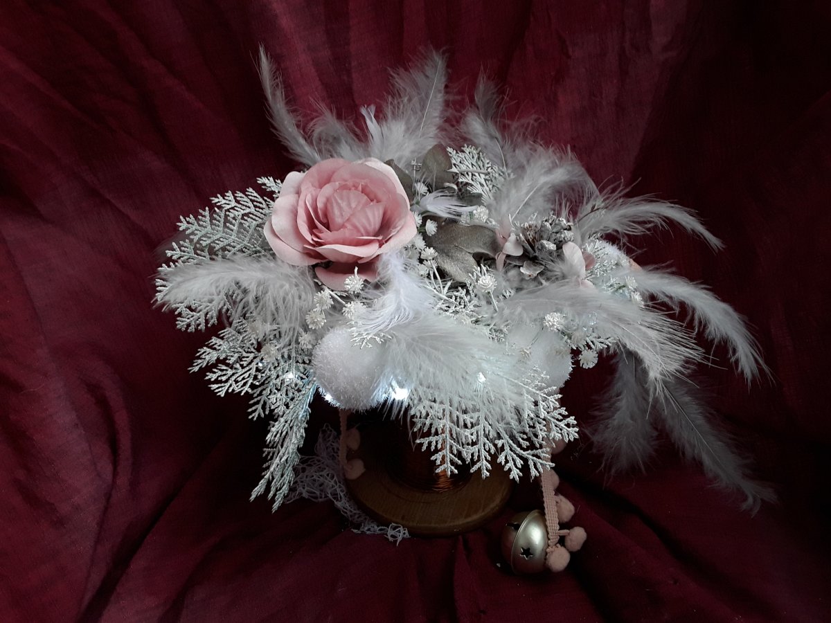 Věneček svítící závěsný " Peří+růže+rolnička "