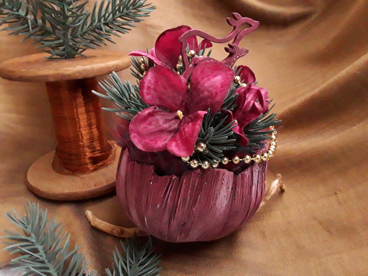 Betonový květináč-skořepina "Vánoční přízdoba"