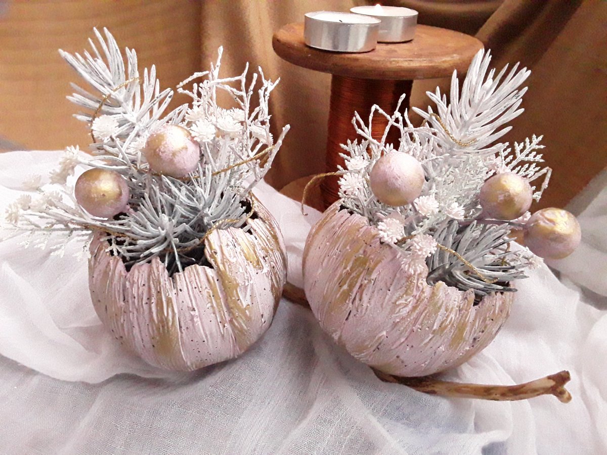 Beton-svícen s přízdobou "Pudr.růž.+zlatá"