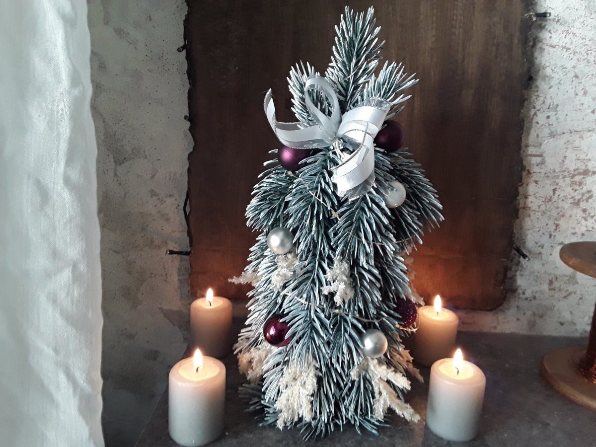 Zasněžený stromeček na sváteční stůl