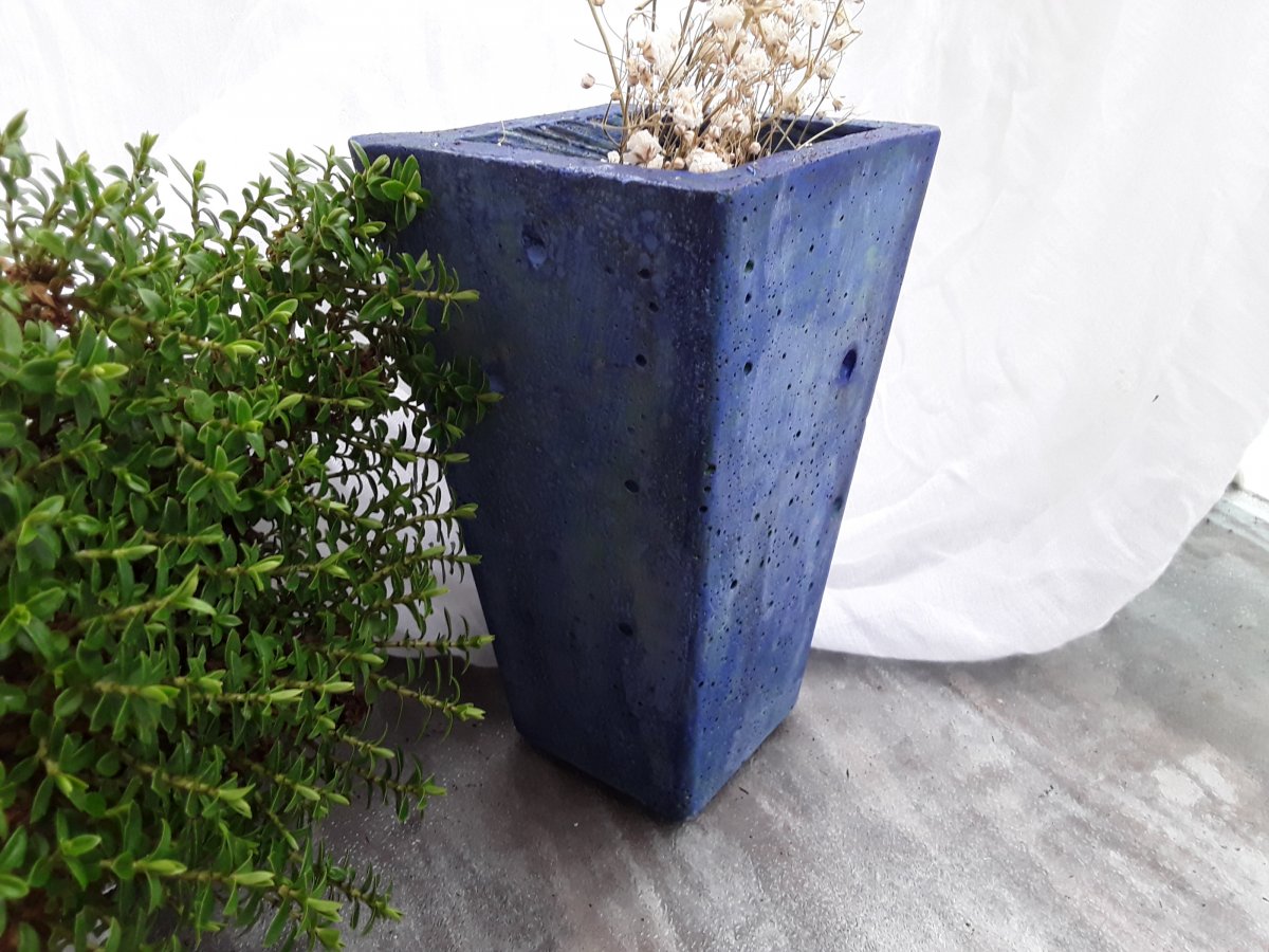 Betonový květináč do modra 
