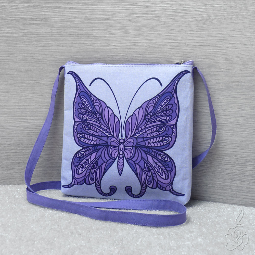 Menší kabelka s fialovým motýlem