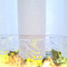 Záclonka kombinovaná s folklorním motivem, lemovaná bílou krajkou šíře 45 mm, 20 mm