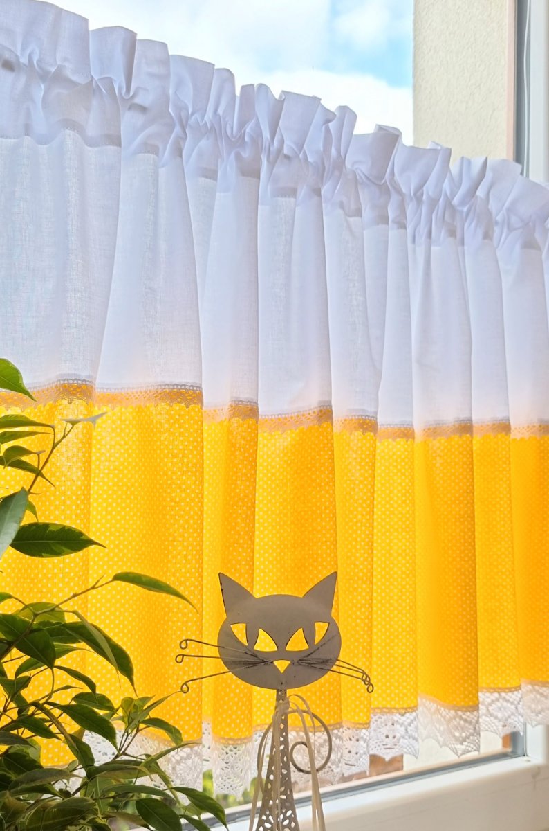 Záclonka kombinovaná s motivem bílých puntíků, lemovaná bílou krajkou šíře 45 mm, 20 mm