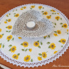 Prostírání s květinovým motivem slunečnic , lemované bílou krajkou šíře 20 mm