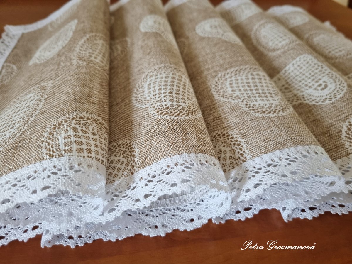 Běhoun v přírodním provedení s motivem srdíček, lemovaný bílou krajkou šíře 25 mm