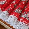 Prostírání v červeném provedení s Vánočním motivem, lemované bílou krajkou šíře 20 mm