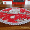 Prostírání v červeném provedení s Vánočním motivem, lemované bílou krajkou šíře 20 mm