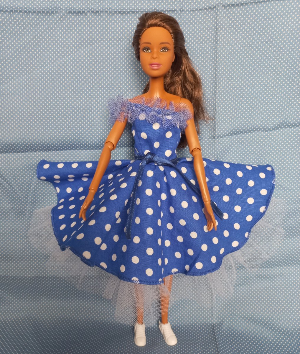 modré šatičky s puntíky