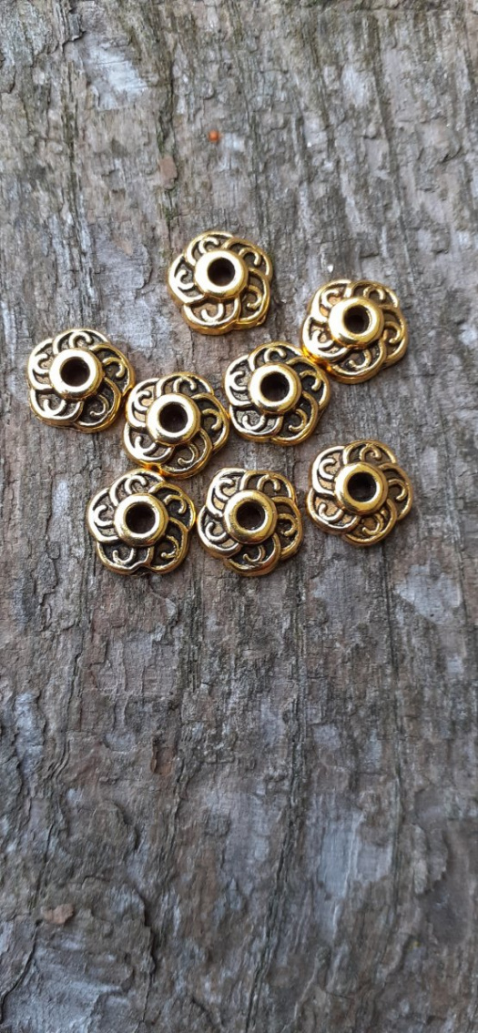 kaplík ve tvaru květu 10 mm x 1,5 mm, zlatý