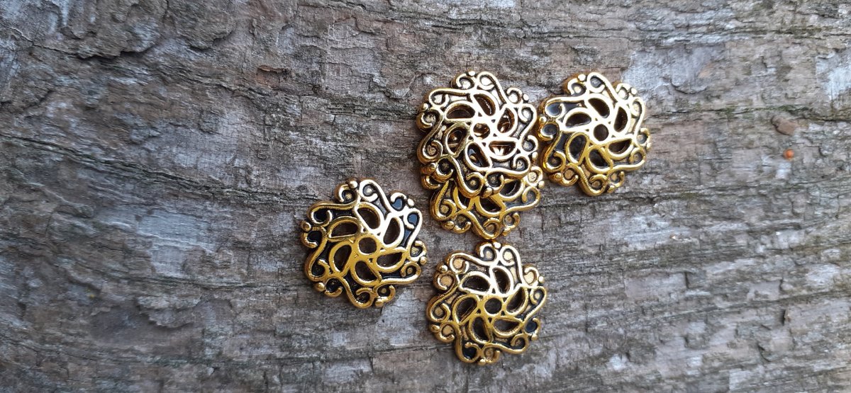 kaplík ve tvaru květu 14 mm, zlatý