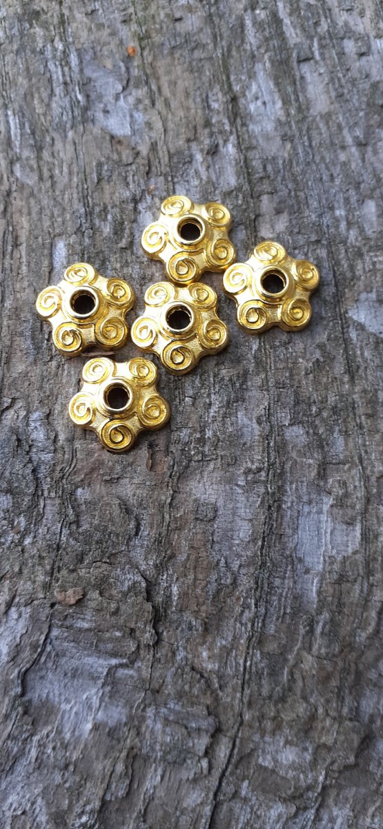 kaplík ve tvaru květu 10 mm, zlatý