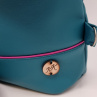 Crossbody kabelko batoh s mandalou a růžovými doplňky.