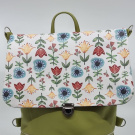 Zelený Kabelko batoh celokoženkový s květinami.