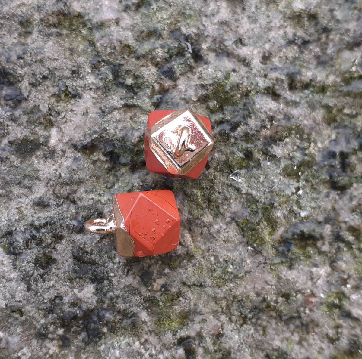 přívěsek z červeného jaspisu 12x10x10 mm