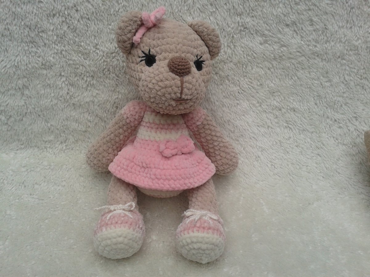 Háčkovaný medvídek v šatičkách