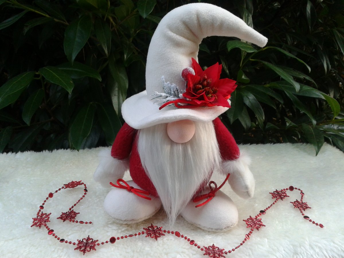 Vánoční skřítek červený v klobouku