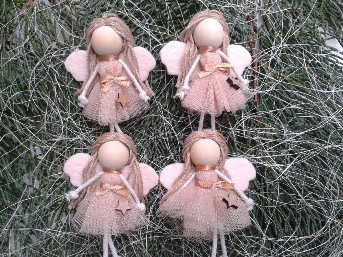Sada malých andělek na vánoční stromeček