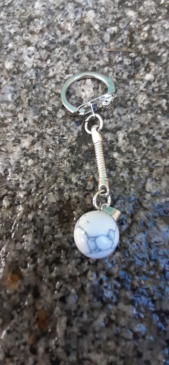 přívěsek na klíče srdíčko z howlitu