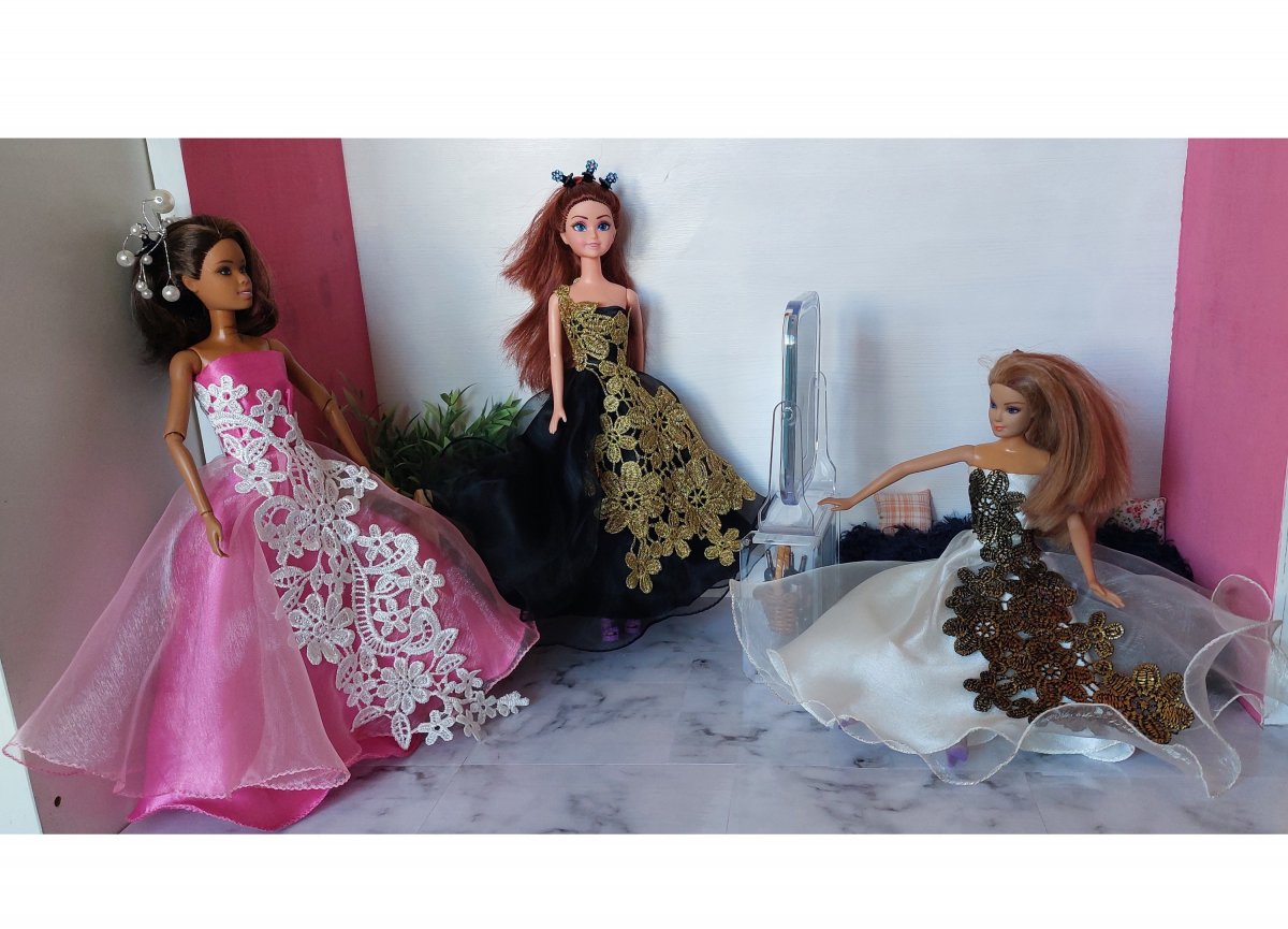 šatičky s krajkovou aplikací pro panenku Barbie