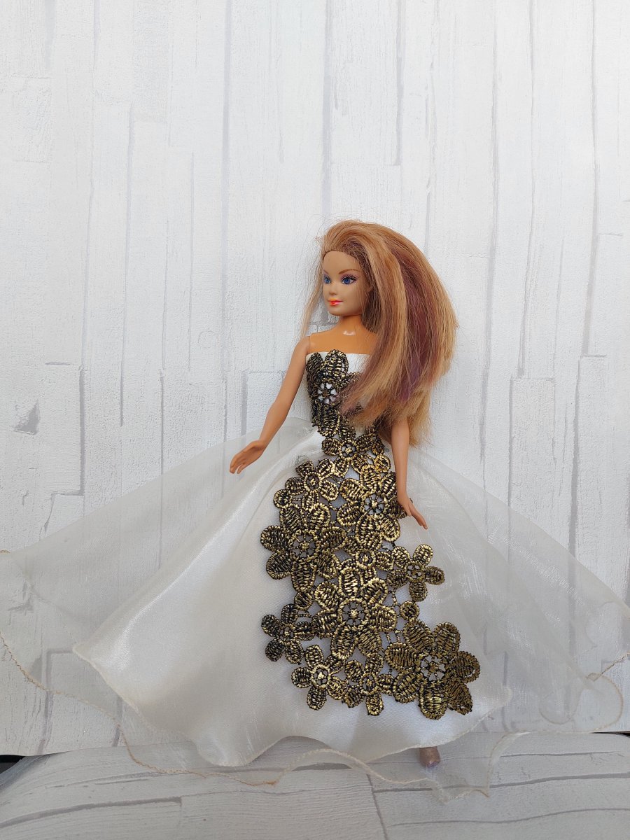 šatičky s krajkovou aplikací pro panenku Barbie