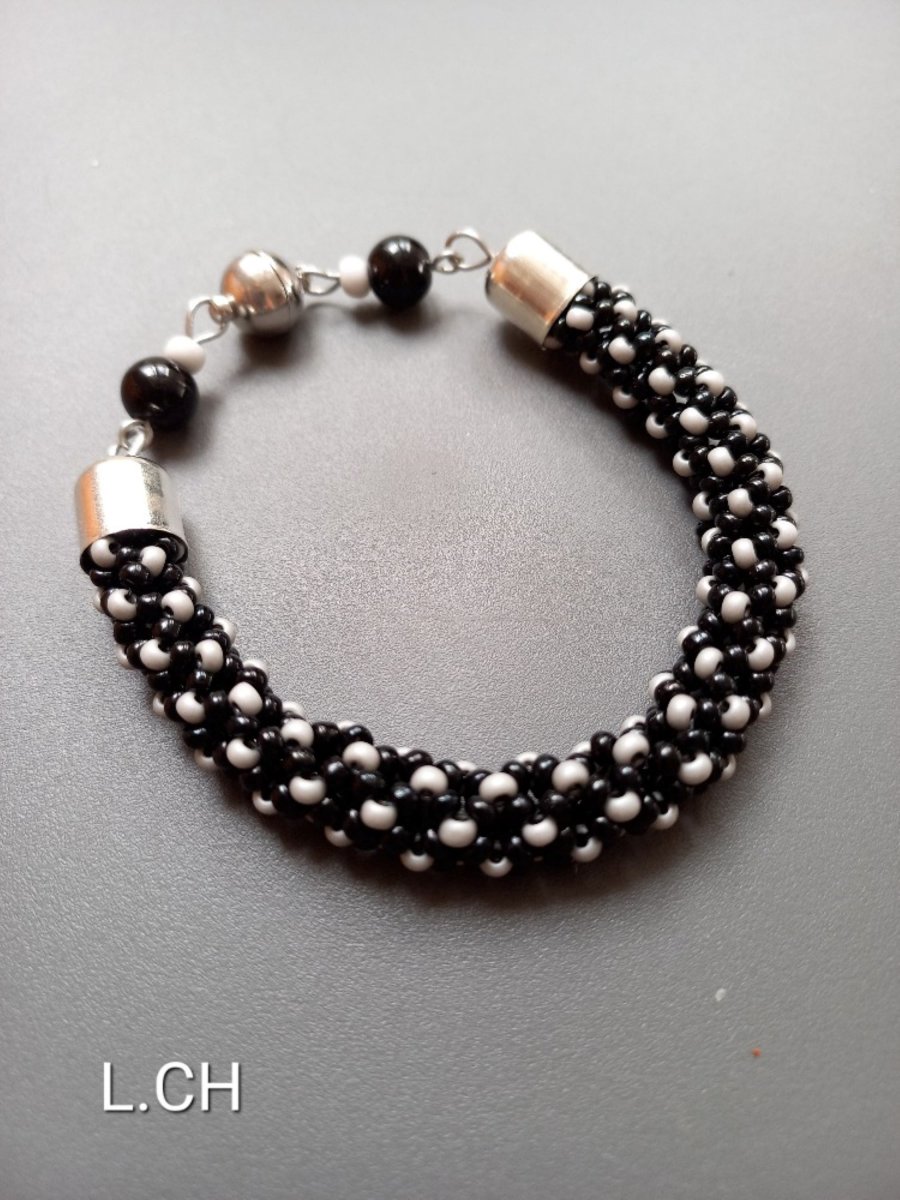 Černošedý náramek