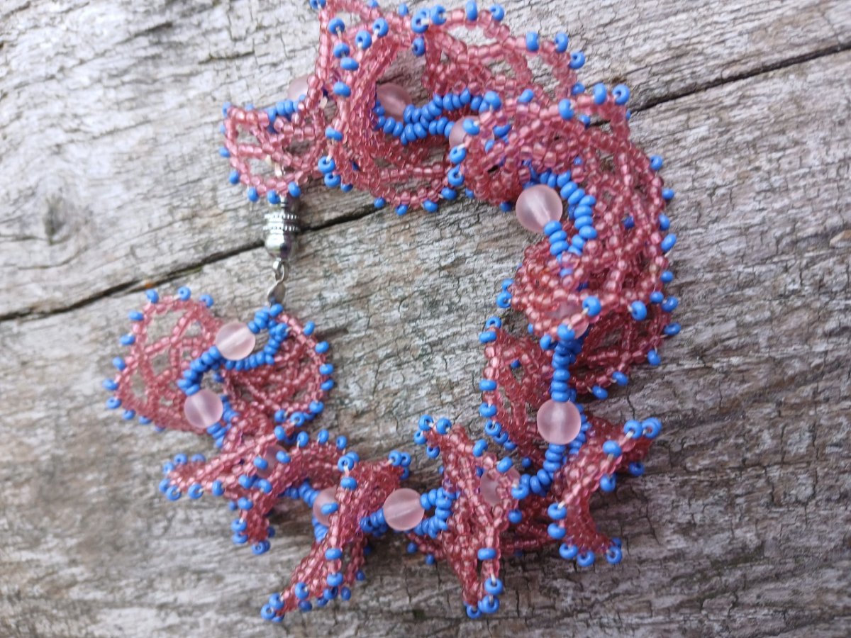 krajkový náramek červený