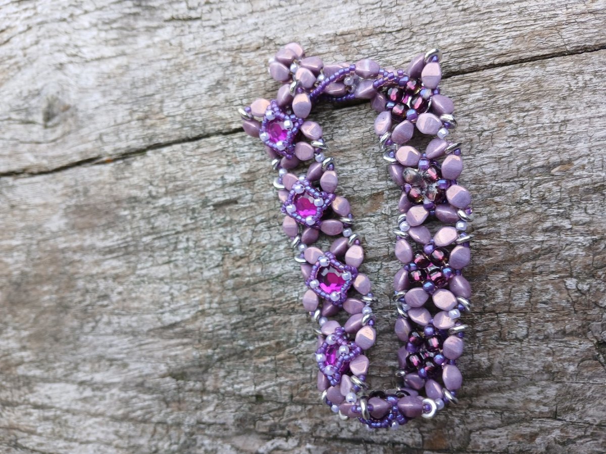 jemný šitý náramek