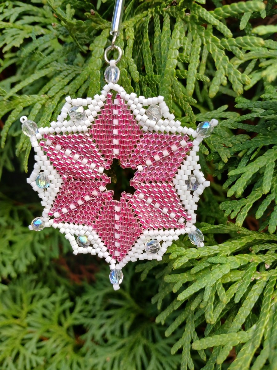 vánoční hvězda šitá z korálků růžová