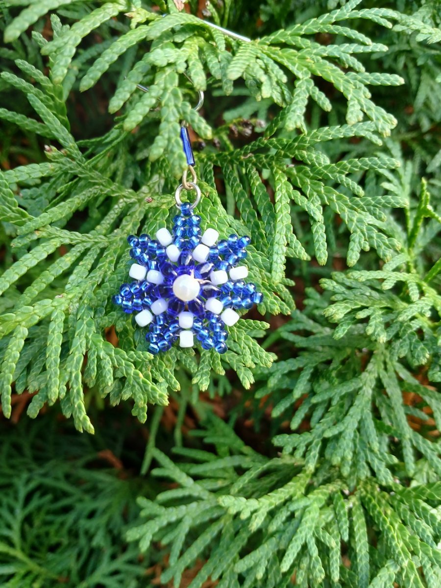 vánoční hvězdička z korálků modrobílá