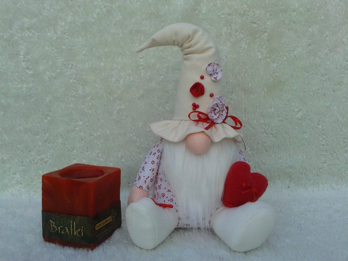 Valentýnský skřítek s červeným srdíčkem