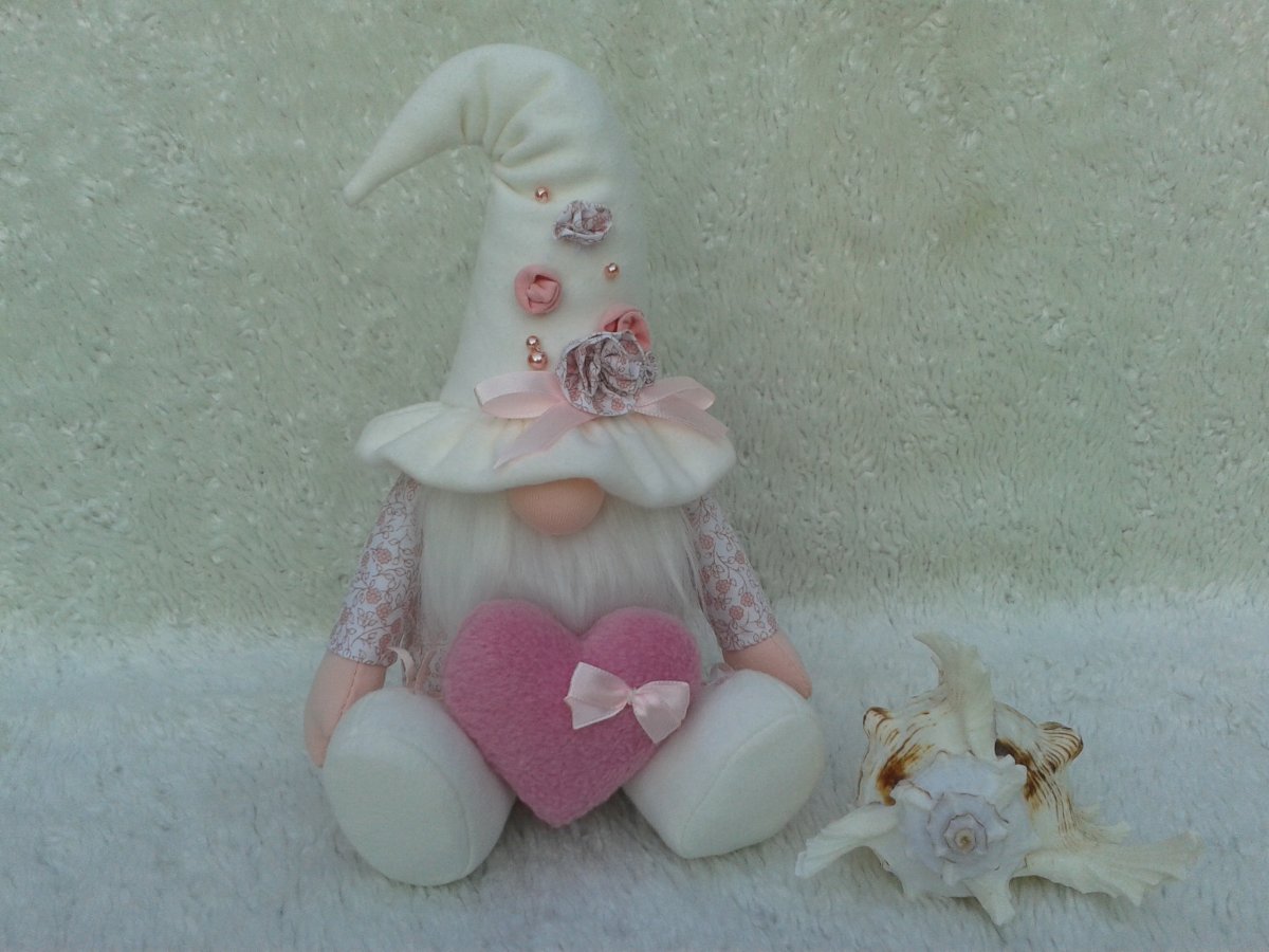 Valentýnský skřítek s růžovým srdíčkem