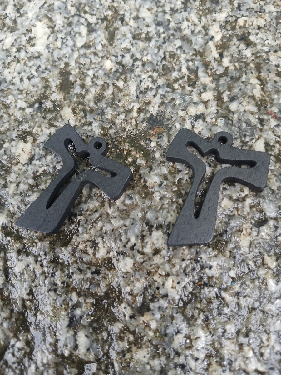 dřevěný křížek černý