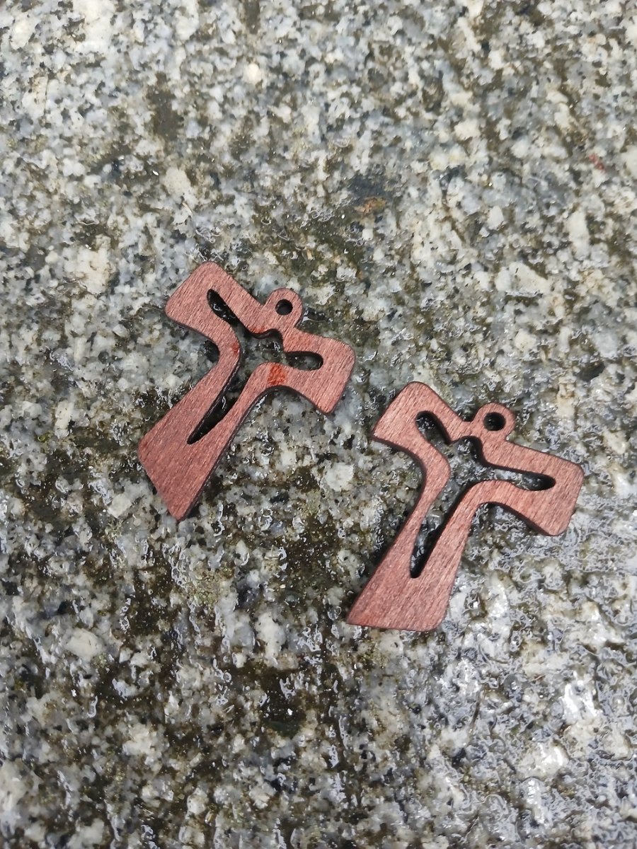 dřevěný křížek tmavě hnědý