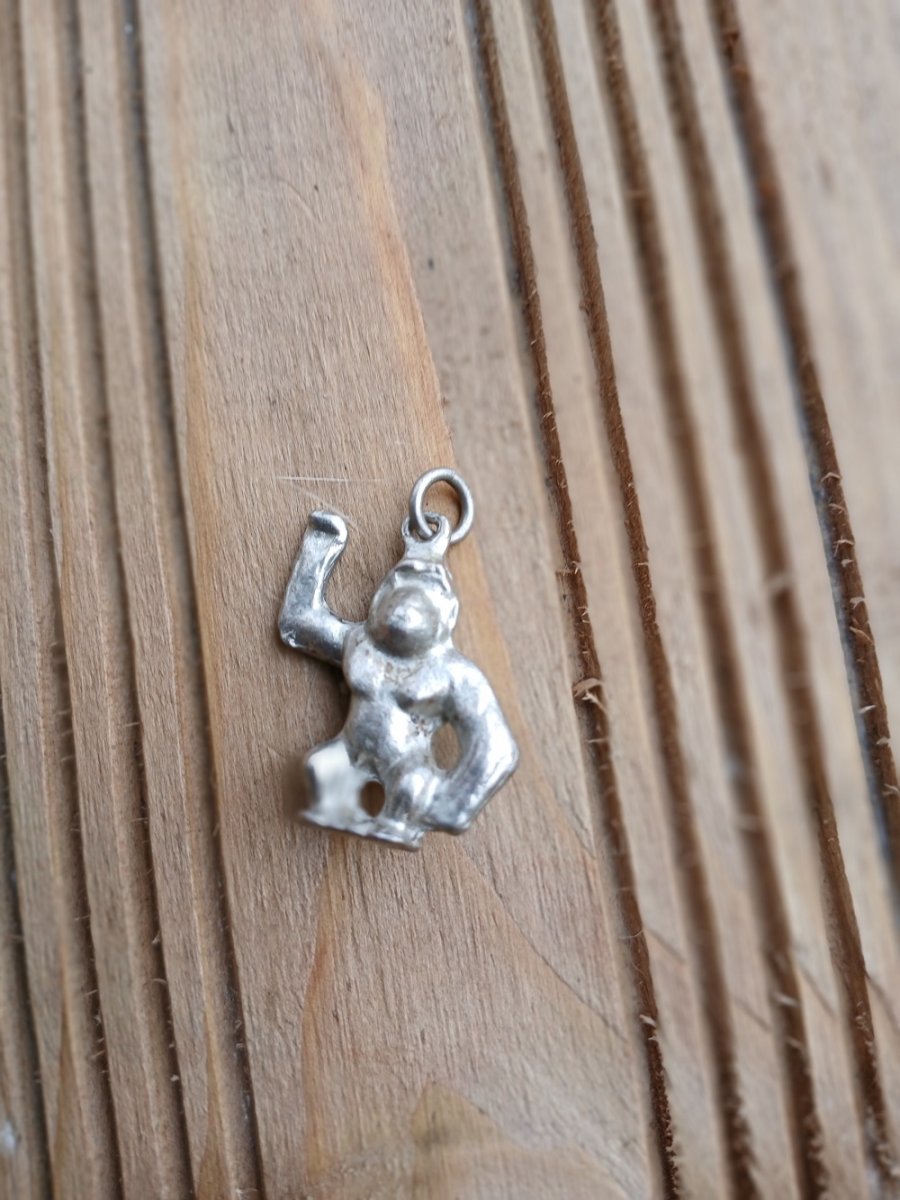 kovový přívěsek gorila