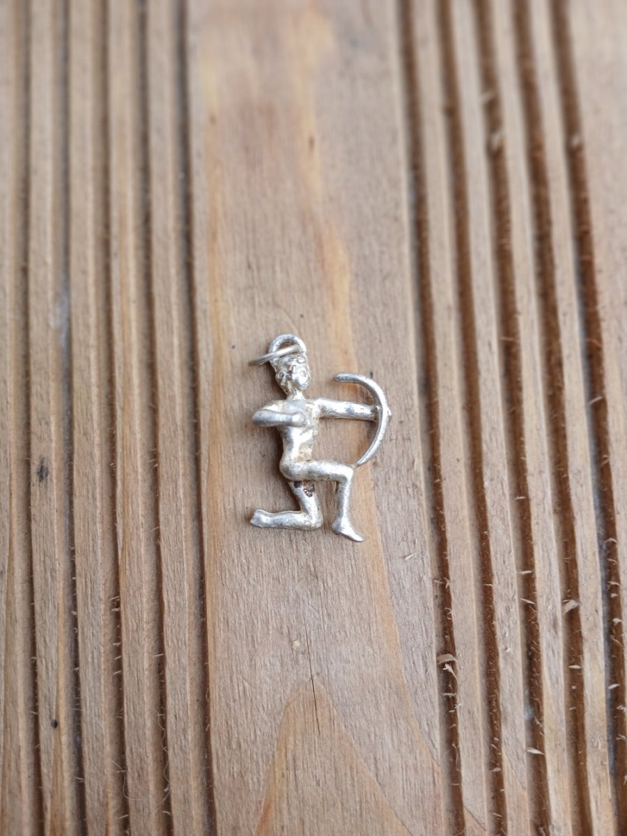 kovový přívěsek střelec