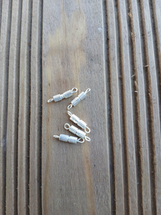 šroubovací zapínání - válec, rozměr 8 x 4 mm, pokovení stříbro