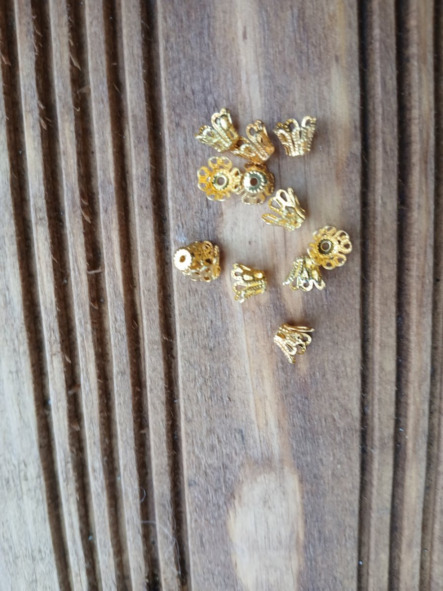 kovový kaplík ve filigránovém stylu 6,5 x 4,5 mm, zlatý