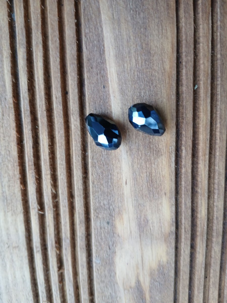 skleněný broušený korálek tvar hruška 